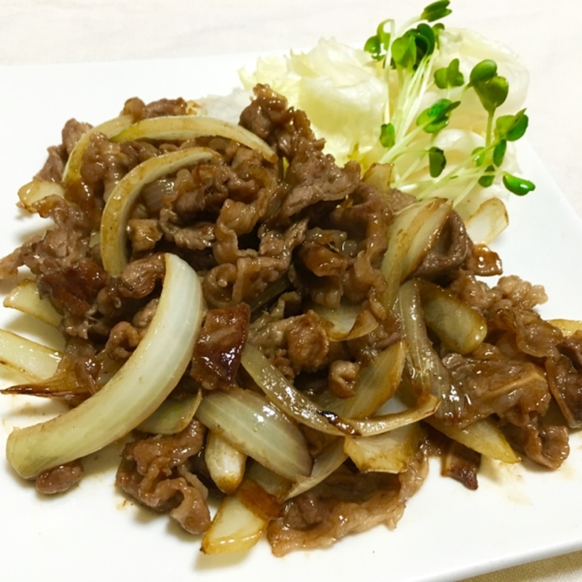 簡単ご飯が進む 牛バラ肉と玉ねぎの焼肉たれ炒め レシピ 作り方 By Kuuuma 楽天レシピ
